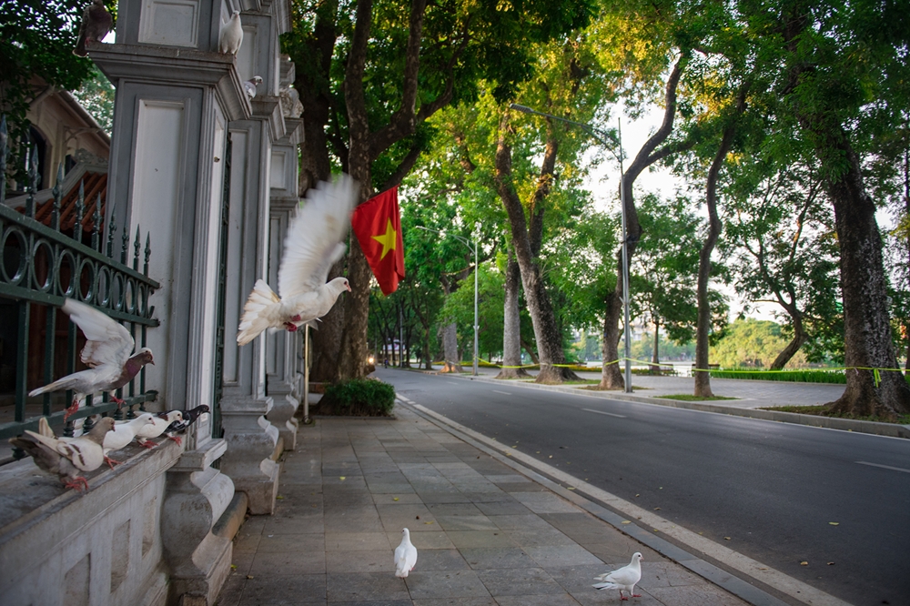 Phố Lê Thái Tổ bên cạnh hồ Hoàn Kiếm.